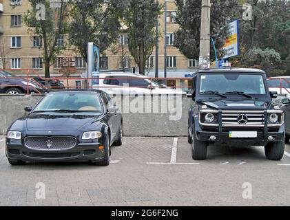 Kiew, Ukraine - 18. August 2010: Maserati Quattroporte und Mercedes G55 AMG in der Stadt Stockfoto