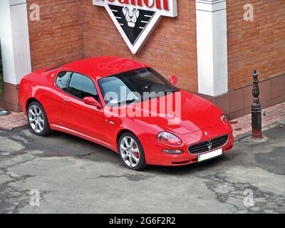 Kiew, Ukraine - 18. August 2010: Maserati Coupe in der Stadt geparkt Stockfoto