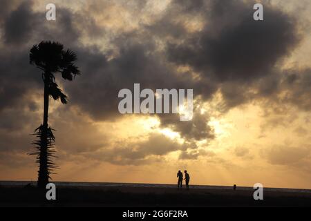 Der Abenduntergang am Strand Stockfoto