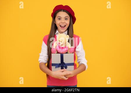 Stauned Kind hat Geburtstag. Teenager-Schönheit gehen einkaufen. Tween und Jugend. Kaufen Sie ein Geschenk. Stockfoto