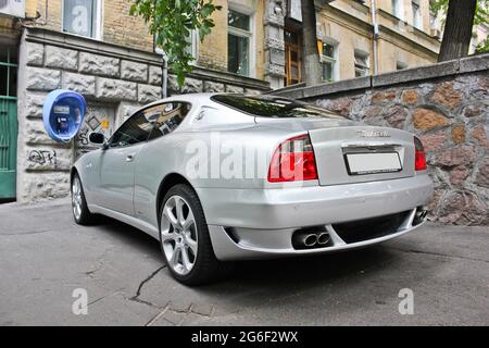 Kiew, Ukraine; 10. April 2014. Graues Maserati Coupé 4.2 V8 in der Stadt Stockfoto