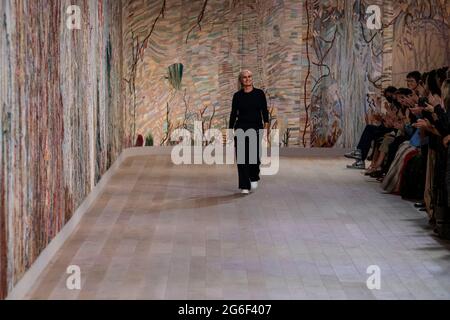 Modedesignerin Maria Grazia Chiuri auf der DIOR Haute Couture Herbst Winter 2021-22 Landebahn - Paris, Frankreich. 05/07/2021 Stockfoto