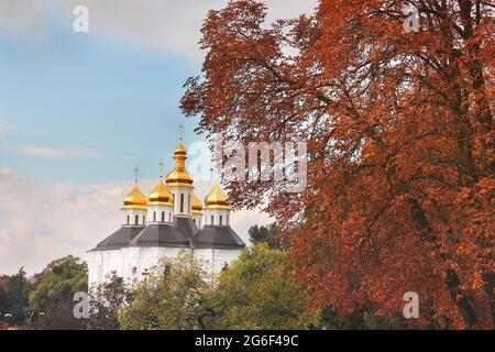 Schöne Kirche im Park. Goldene Kuppeln. Herbst Stockfoto