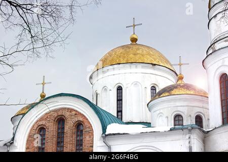 Schöne Kirche in der Stadt. Goldene Kuppeln Stockfoto