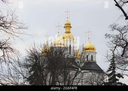 Schöne Kirche in der Stadt. Goldene Kuppeln Stockfoto