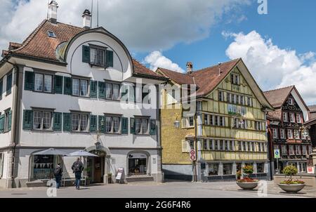 Bunte Häuser im Appenzeller Dorf in der Schweiz an sonnigen Tagen Stockfoto