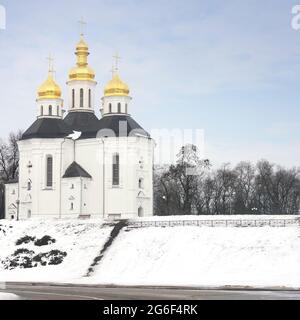Schöne Kirche in der Stadt. Goldene Kuppeln Stockfoto