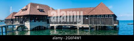 Alte historische Badehütte in Rorschach am Bodensee. Das letzte noch erhaltene Gebäude dieser Art auf dem See. Architekturstil von 1924. Stockfoto