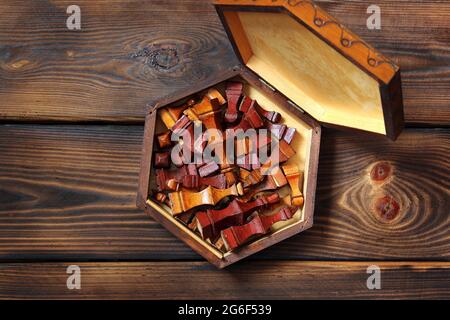 Holzschach auf Holzhintergrund Stockfoto