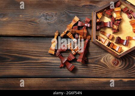Holzschach auf Holzhintergrund Stockfoto
