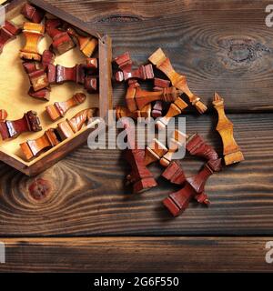 Holzschach auf Holzhintergrund Stockfoto