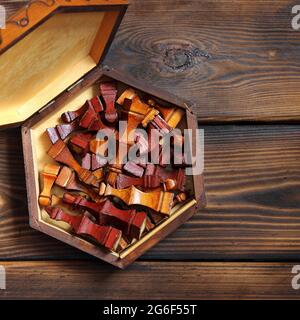 Holzschach auf Holzhintergrund Stockfoto