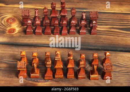 Holzschach auf Holzhintergrund Stockfoto