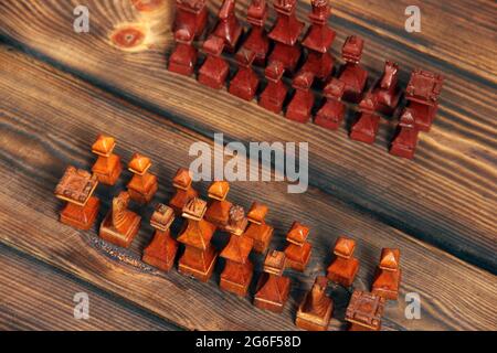 Holzschach auf Holzhintergrund Stockfoto