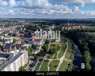 Mulden Promenade mit Schloss Osterstein in Zwickau Stockfoto