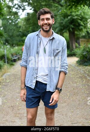 Berlin, Deutschland. Juli 2021. Der spanisch-deutsche Popsänger Alvaro Soler bei einer Presseveranstaltung im Prenzlauer Berg. Quelle: Jens Kalaene/dpa-Zentralbild/dpa/Alamy Live News Stockfoto