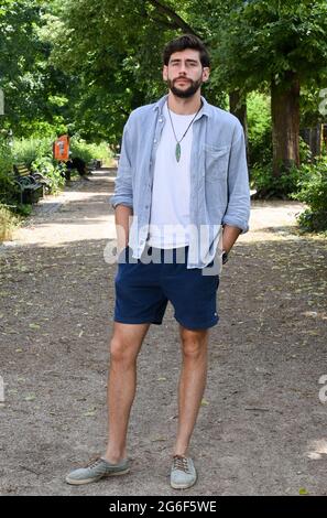 Berlin, Deutschland. Juli 2021. Der spanisch-deutsche Popsänger Alvaro Soler bei einer Presseveranstaltung im Prenzlauer Berg. Quelle: Jens Kalaene/dpa-Zentralbild/dpa/Alamy Live News Stockfoto