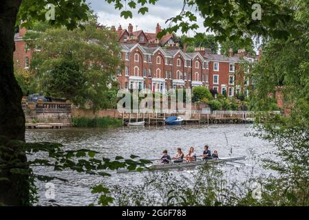 Der Fluss Dee in Chester. Ruderer, die an Deva Terrace Häusern vorbeifahren. Stockfoto