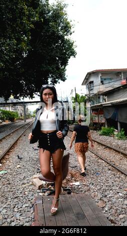 Eisenbahn im Stil der 50er Jahre mit chinesischem asiatischem Modelmodell, das bei den Tracks Bangkok Thailand steht Stockfoto