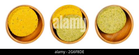 Gemüsepasteten in Holzschüsseln. Zum Braten von veganen Patties aus Butternusskürbis oder Brokkoli auf Soja- und Weizenproteinbasis. Convenience Food Stockfoto