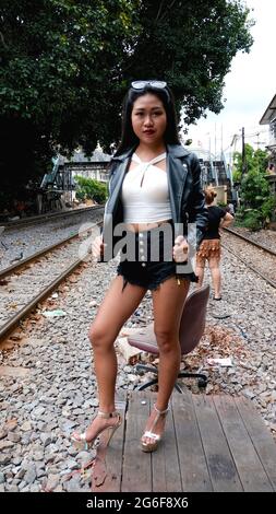 Eisenbahn im Stil der 50er Jahre mit chinesischem asiatischem Modelmodell, das bei den Tracks Bangkok Thailand steht Stockfoto