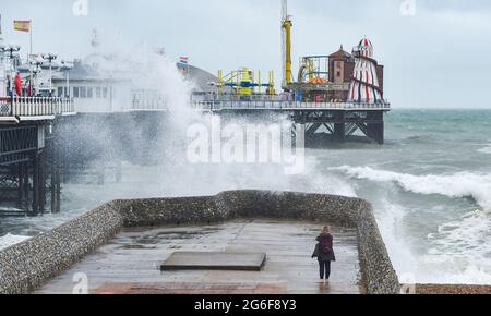 Brighton UK 6. Juli 2021 - Wellen schlagen am Brighton Palace Pier ein, als starke Winde die Südküste heute Morgen mit Böen von bis zu 40 Meilen pro Stunde für einige Gebiete schlagen : Credit Simon Dack / Alamy Live News Stockfoto