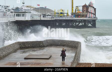 Brighton UK 6. Juli 2021 - Wellen schlagen am Brighton Palace Pier ein, als starke Winde die Südküste heute Morgen mit Böen von bis zu 40 Meilen pro Stunde für einige Gebiete schlagen : Credit Simon Dack / Alamy Live News Stockfoto