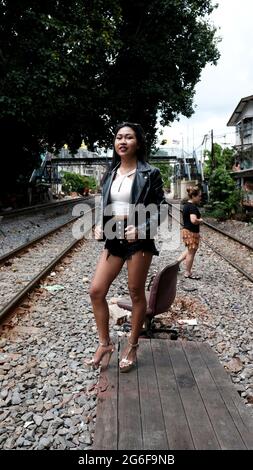 Eisenbahn im Stil der 50er Jahre mit chinesischem asiatischem Modelmodell, das bei den Tracks Bangkok Thailand steht Stockfoto