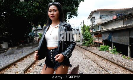 Eisenbahn im Stil der 50er Jahre mit chinesischem asiatischem Modelmodell, das bei den Tracks Bangkok Thailand steht Stockfoto