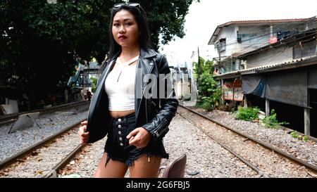 Eisenbahn im Stil der 50er Jahre mit chinesischem asiatischem Modelmodell, das bei den Tracks Bangkok Thailand steht Stockfoto