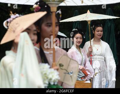 Peking, Chinas Provinz Zhejiang. Juni 2021. Liebhaber traditioneller chinesischer Kostüme besuchen die landschaftlich reizvolle Gegend von Lanting in Shaoxing, der ostchinesischen Provinz Zhejiang, am 20. Juni 2021. Quelle: Han Chuanhao/Xinhua/Alamy Live News Stockfoto