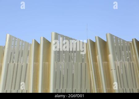 Roanne, Frankreich - 31. Mai 2020: Details des Gebäudes le Scarabee in Roanne. Le Scarabee ist ein vollständig modularer Raum für Ausstellungen, Messen, Stockfoto