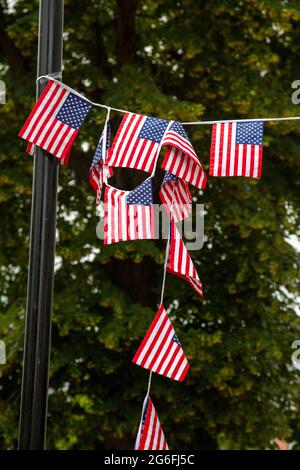 Ein Haus in der wohlhabenden Gegend von Chiswick, das mit amerikanischen Flaggen für die Feierlichkeiten zum 4. Juli geschmückt ist. London, 4.7.2021 Stockfoto