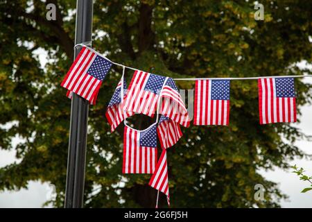 Ein Haus in der wohlhabenden Gegend von Chiswick, das mit amerikanischen Flaggen für die Feierlichkeiten zum 4. Juli geschmückt ist. London, 4.7.2021 Stockfoto