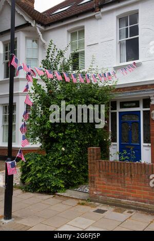 Ein Haus in der wohlhabenden Gegend von Chiswick, das mit amerikanischen Flaggen für die Feierlichkeiten zum 4. Juli geschmückt ist. London, 4.7.2021 Stockfoto