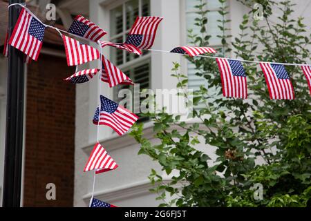 Ein Haus in der wohlhabenden Gegend von Chiswick, das mit amerikanischen Flaggen für die Feierlichkeiten zum 4. Juli geschmückt ist. London, 4.7.2021 Stockfoto