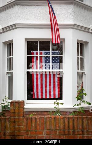 Ein Haus in der wohlhabenden Gegend von Chiswick, das mit amerikanischen Flaggen für die Feierlichkeiten zum 4. Juli geschmückt ist. London, 4.7.2021 Stockfoto