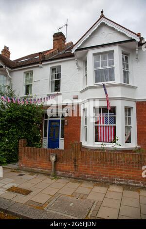 Ein Haus in der wohlhabenden Gegend von Chiswick, das mit amerikanischen Flaggen für die Feierlichkeiten zum 4. Juli geschmückt ist. London, 4.7.2021 Stockfoto