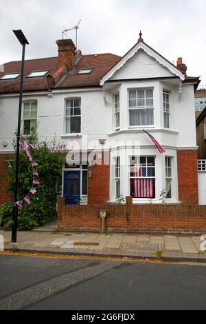 Ein Haus in der wohlhabenden Gegend von Chiswick, das mit amerikanischen Flaggen für die Feierlichkeiten zum 4. Juli geschmückt ist. London, 4.7.2021 Stockfoto