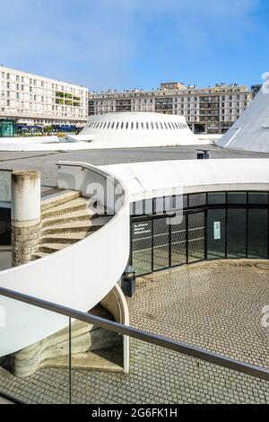 Gesamtansicht des Espace Oscar Niemeyer mit einer öffentlichen Bibliothek und einem Kulturzentrum in Le Havre, Frankreich. Stockfoto