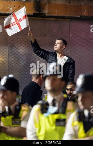 Englische Fußballfans feiern auf dem Leicester Square nach dem Spiel der Euro 2020 England gegen Ukraine, London, 3. Juli 2021 Stockfoto