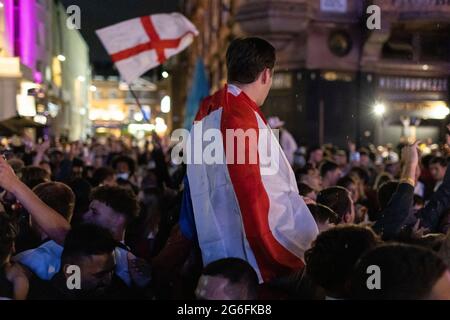 Englische Fußballfans feiern auf dem Leicester Square nach dem Spiel der Euro 2020 England gegen Ukraine, London, 3. Juli 2021 Stockfoto