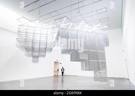 Skulptur aus jalousien von Haegue Yang in der Tate Modern, London, UK Stockfoto