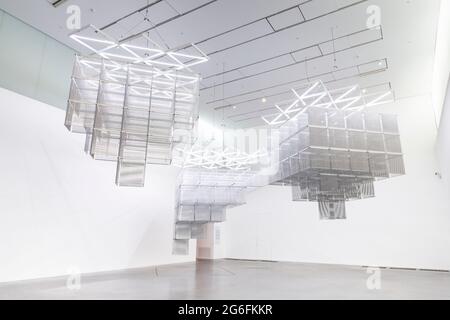 Skulptur aus jalousien von Haegue Yang in der Tate Modern, London, UK Stockfoto