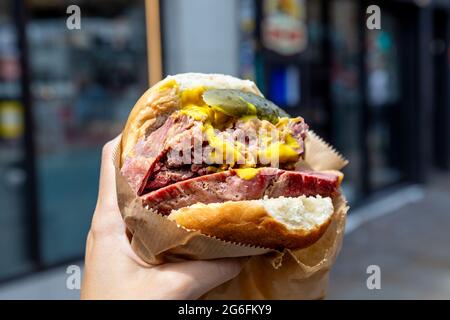 Berühmter Bagel aus Salzbeef mit Senf und Gurke im Beigel Bake, Brick Lane, London, Großbritannien Stockfoto