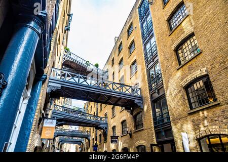 Gehwege zwischen Lagerhäusern in Shade Thames, London, Großbritannien Stockfoto