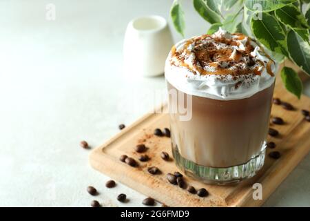 Konzept eines köstlichen Getränks mit Eiskaffee auf einem weißen Tisch mit Struktur Stockfoto