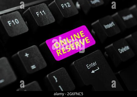 Schreiben mit dem angezeigten Text Online Reserve. Die Geschäftsübersicht ermöglicht es den Kunden, die Verfügbarkeit zu überprüfen, indem sie den Charakter Background Story eingeben Stockfoto