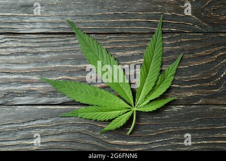 Cannabisblatt auf rustikalem Holzhintergrund, Nahaufnahme Stockfoto