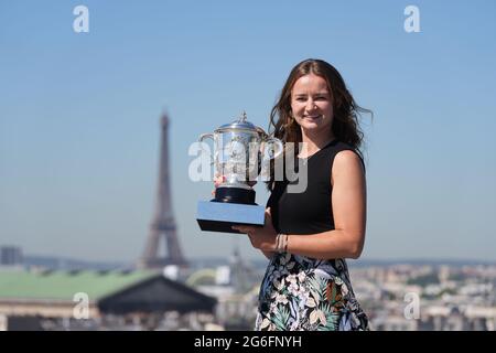 (210706) -- PEKING, 6. Juli 2021 (Xinhua) -- die tschechische Barbora Krejcikova stellt sich mit der Trophäe ihres ersten Grand-Slam-Einzeltitels bei den French Open in der Nähe des Eiffelturms in Paris, Frankreich, am 14. Juni 2021. (Foto zur Verfügung gestellt von Cedric Lecocq/FFT/Xinhua) Stockfoto